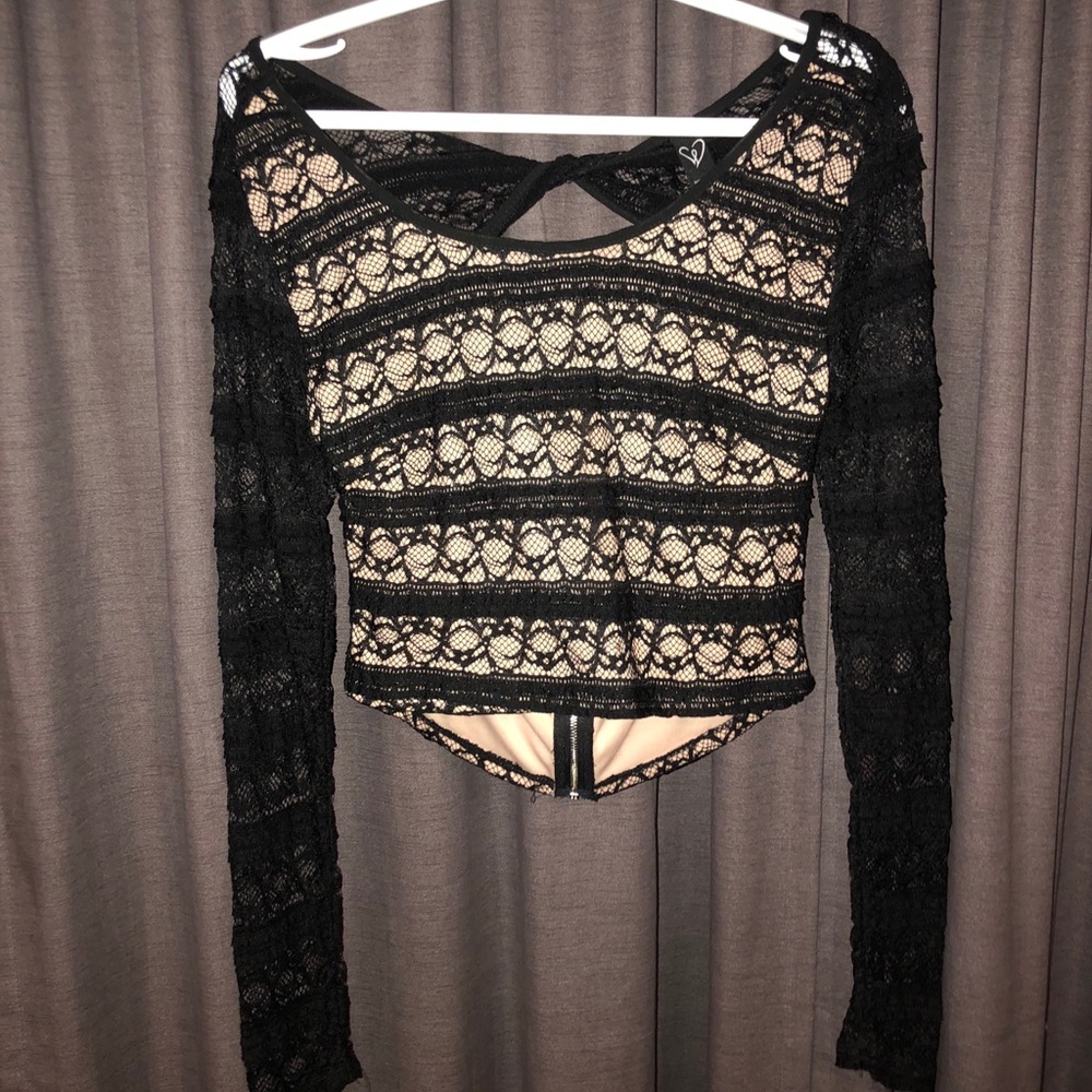 NWT Windsor long sleeve cropped lace top